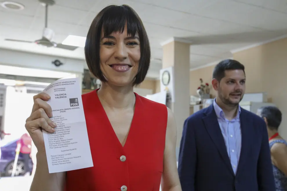 La ministra de Ciencia e Innovación y cabeza de lista del PSOE al Congreso por Valencia, Diana Morant, ejerce su derecho al voto.
