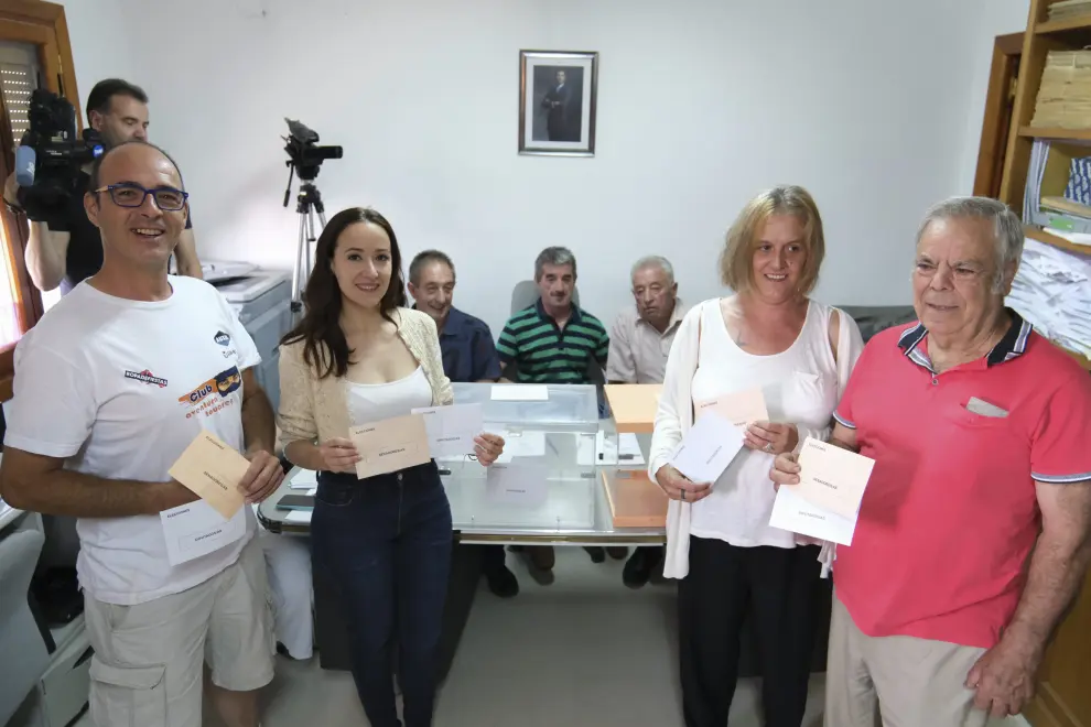 Las urnas de Villarroya preparadas para batir el récord de 32 segundos y 25 centésimas que fue el tiempo en el que votaron, en las elecciones generales de 2019, los 7 censados en el pequeño municipio riojano.