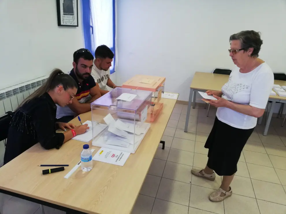 Teresa Lozano, Eduardo Mosteo y Oscar Sancho, componen la mesa electoral más joven de Ricla.