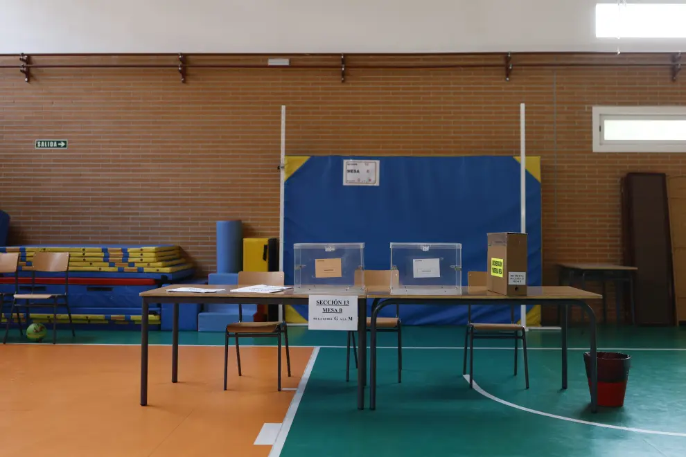 Mesas electorales ya dispuestas en un colegio electoral en Madrid