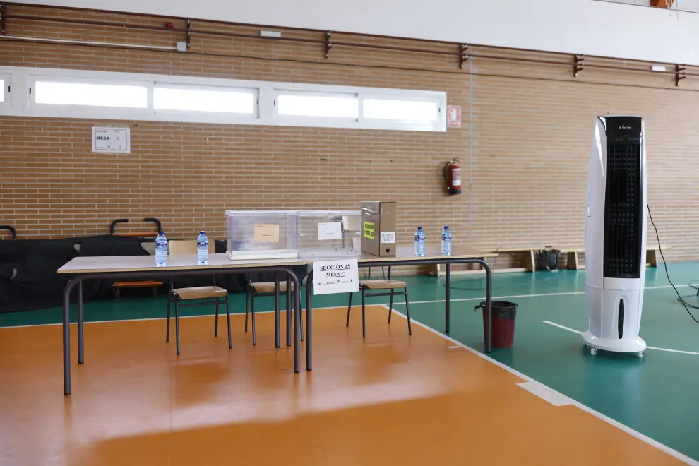 Mesas electorales ya dispuestas en un colegio electoral en Madrid.