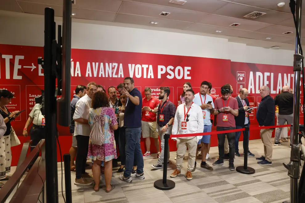 Medios de comunicación esperan la comparecencia de miembros del PSOE en la sede socialista en Madrid