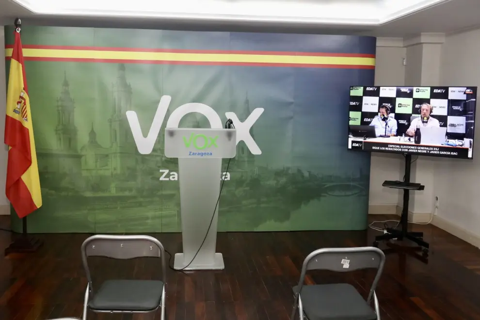 Sede de Vox en Zaragoza durante la noche electoral.