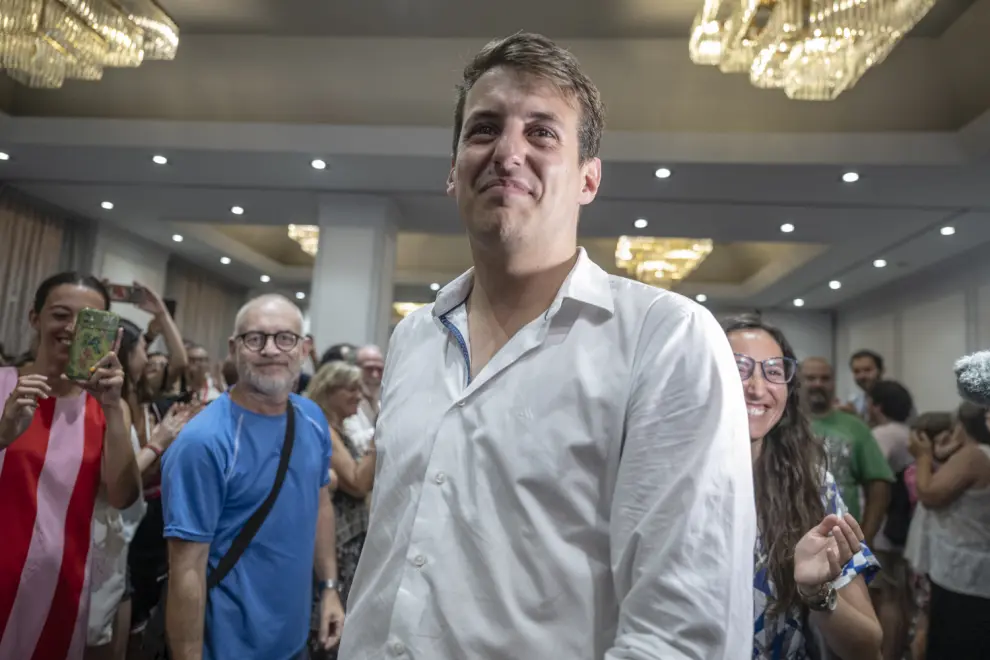 Jorge Pueyo, feliz en la sede de Sumar en Zaragoza durante la noche electoral.