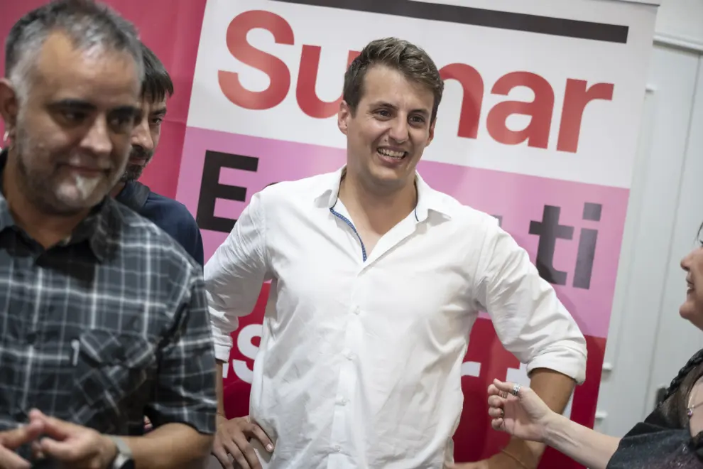 Jorge Pueyo, feliz en la sede de Sumar en Zaragoza durante la noche electoral.