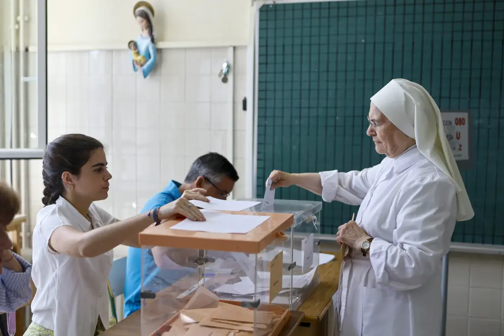 Una monja vota en el colegio Cristo Rey en Madrid.