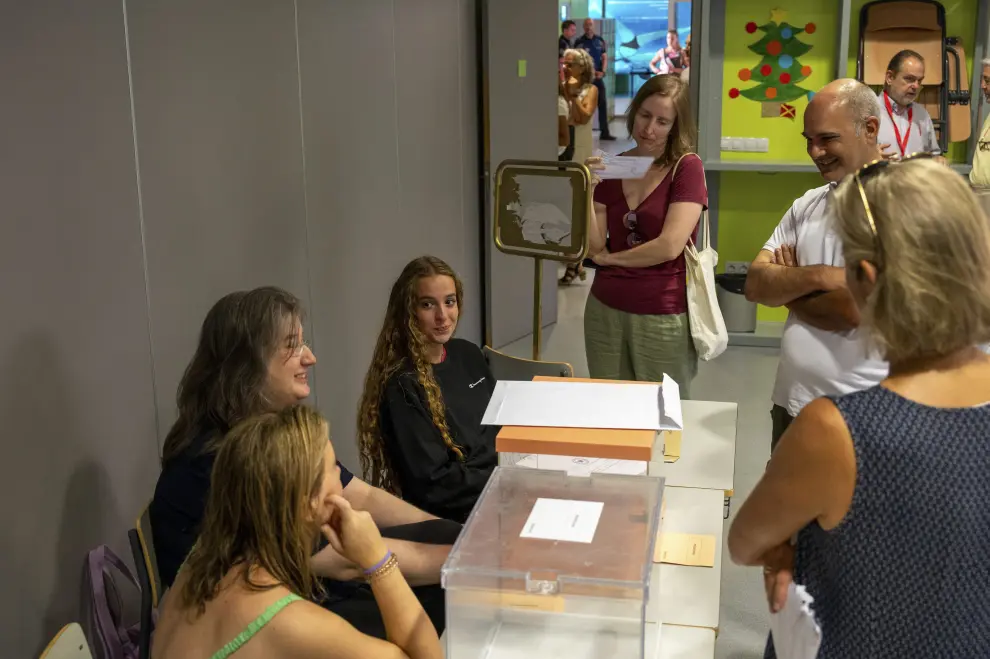 Varios ciudadanos congregados tras ser llamados para formar parte de las mesas electorales antes de la apertura de las urnas en el colegio electoral montado en el Instituto Ortega y Gasset de Madrid.