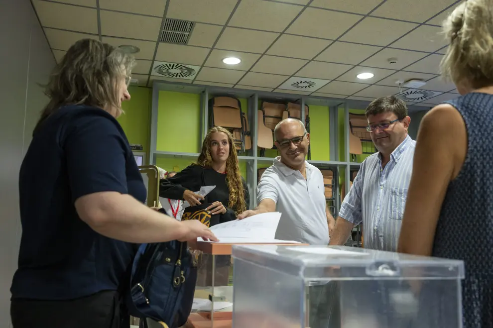 Varios ciudadanos congregados tras ser llamados para formar parte de las mesas electorales antes de la apertura de las urnas en el colegio electoral montado en el Instituto Ortega y Gasset de Madrid.