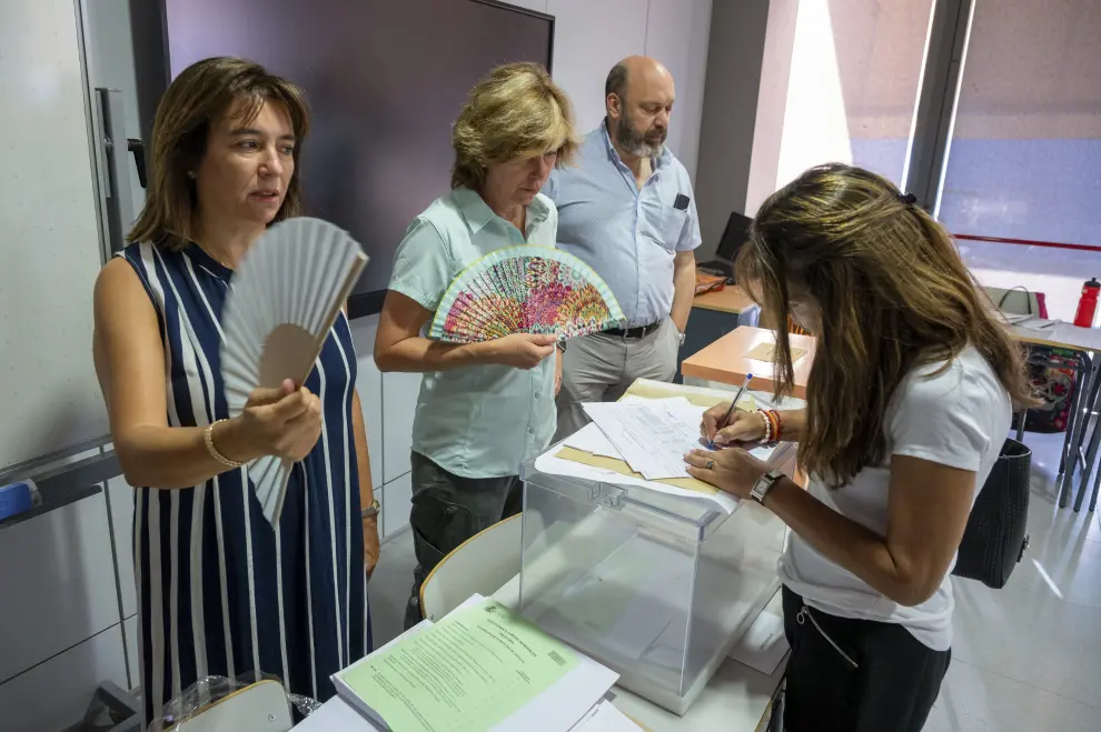Varios ciudadanos durante la constitución de las mesas electorales antes de la apertura del colegio electoral montado en el Instituto Ortega y Gasset de Madrid.