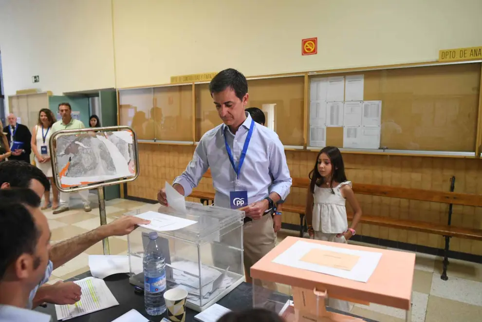 El candidato número uno del PP al Congreso por la provincia, Pedro Navarro, ha depositado su voto en la Facultad de Economía y Empresa de Zaragoza.