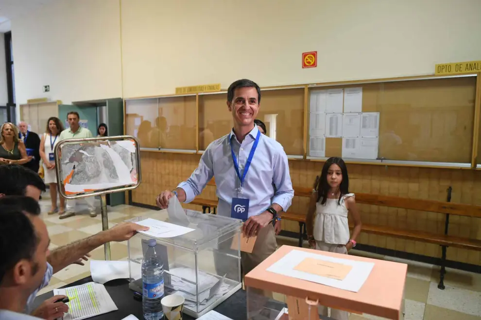 El candidato número uno del PP al Congreso por la provincia, Pedro Navarro, ha depositado su voto en la Facultad de Economía y Empresa de Zaragoza.