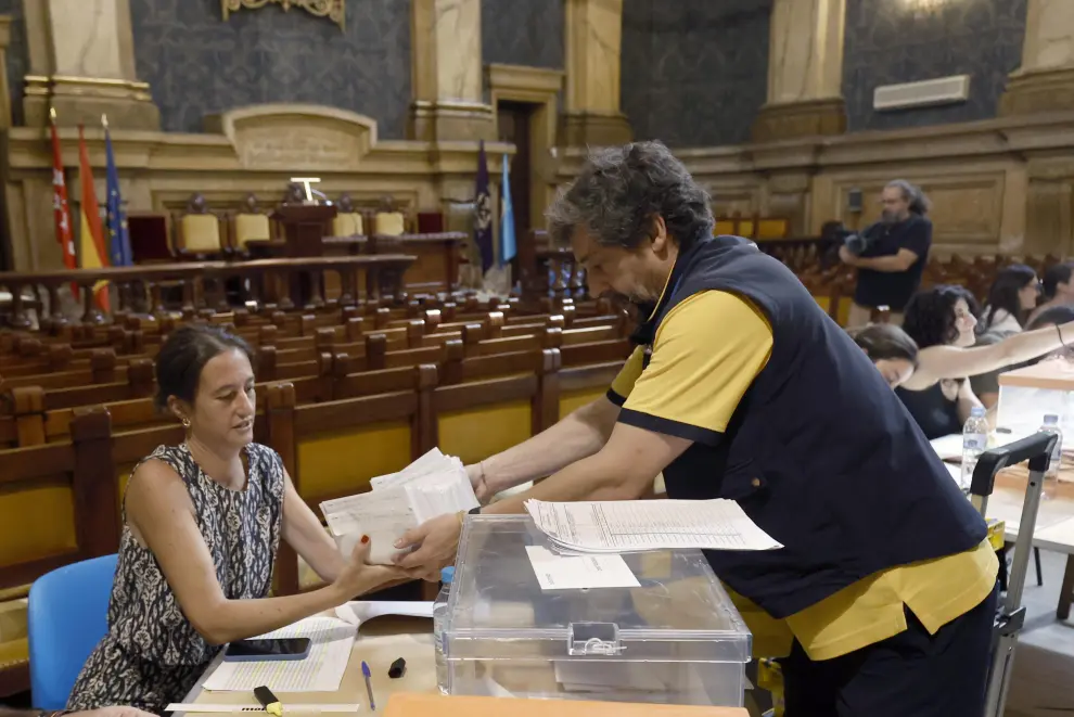 Un cartero entrega los votos por correo de las elecciones generales en una de las mesas electorales montadas en la Escuela Técnica Superior de Ingenieros de Minas de Madrid.