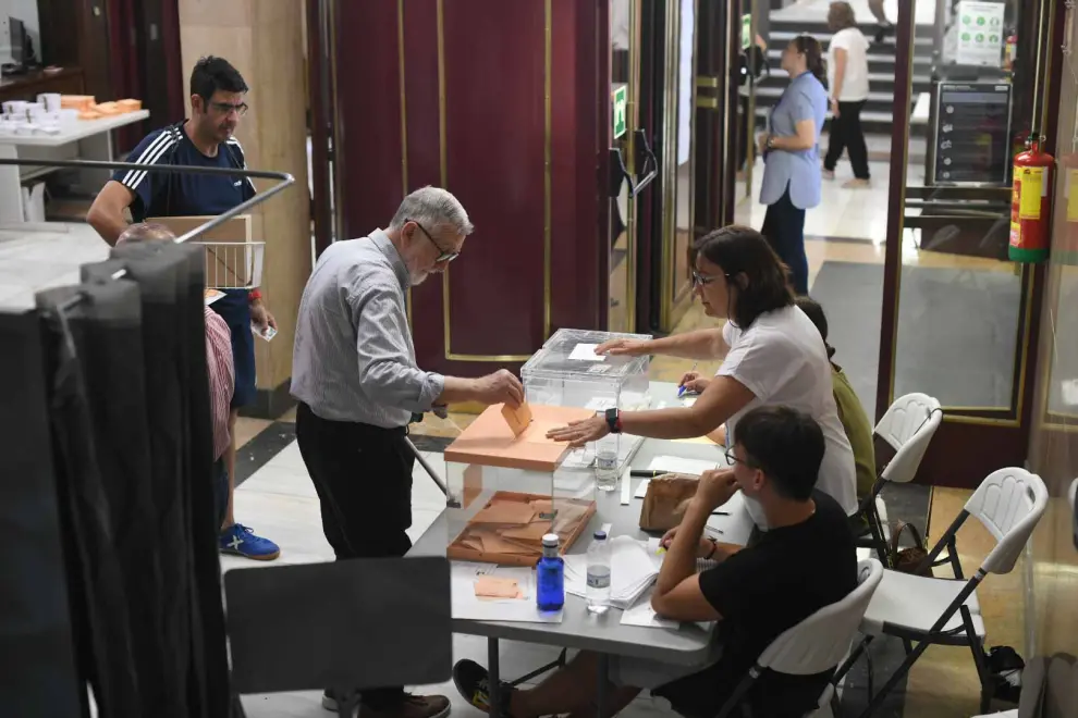 Ambiente en los colegios electorales de Zaragoza.