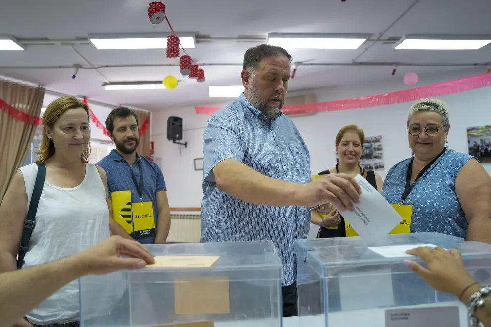 El presidente de ERC, Oriol Junqueras, ejerce su derecho al voto en un colegio electoral en Sant Vicenç dels Horts, Barcelona.