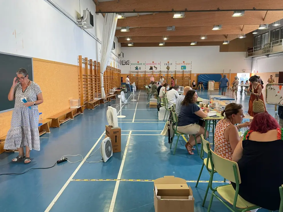 Algunos miembros de las mesas electorales han llevado ventiladores de casa al pabellón deportivo de La Azucarera (Zaragoza).