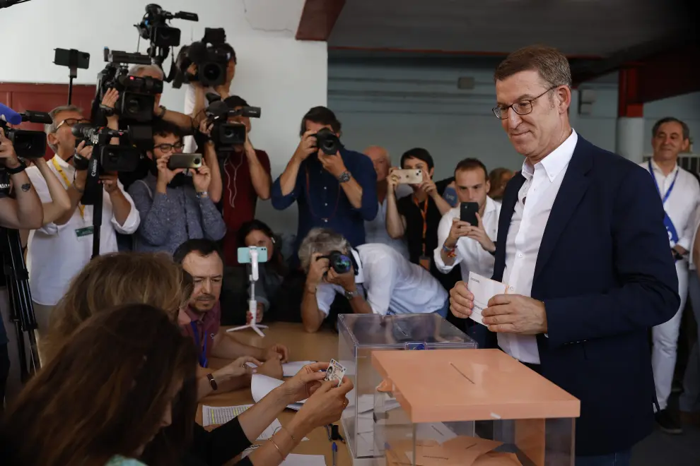 El líder del Partido Popular, Alberto Núnez Feijóo, ejerce su derecho al voto para las elecciones generales en el colegio Ramiro de Maeztu de Madrid.