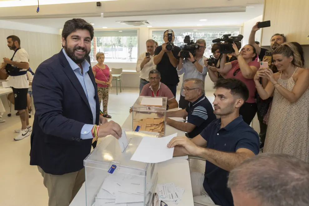 El presidente en funciones de la Comunidad de Murcia, Fernando López Miras, ejerce su derecho al voto.
