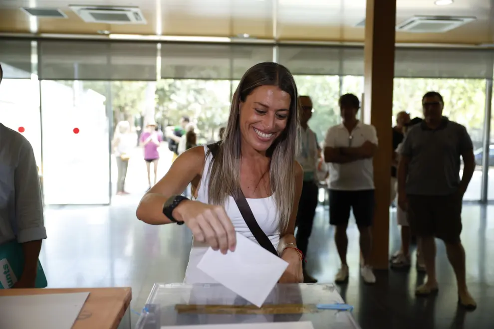 La líder de Junts per Catalunya, Miriam Nogueras, vota en un colegio electoral en Mataró, Barcelona.