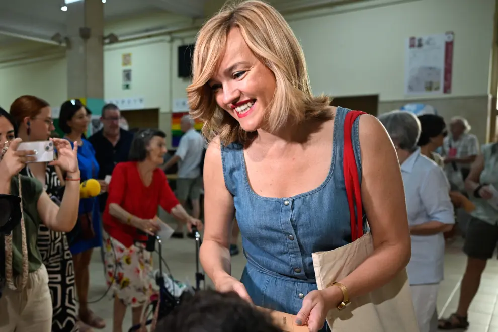 La número uno del PSOE al Congreso, Pilar Alegría, ha depositado su voto en el IES Goya de Zaragoza