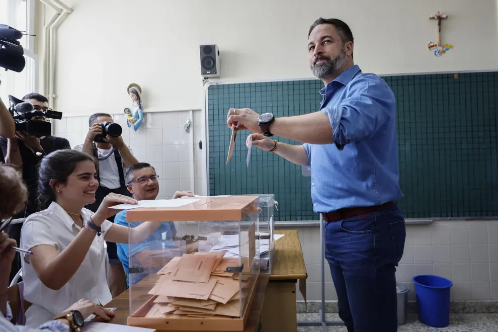 El líder de Vox, Santiago Abascal, ejerce su derecho al voto en el colegio Cristo Rey en Madrid, este domingo.