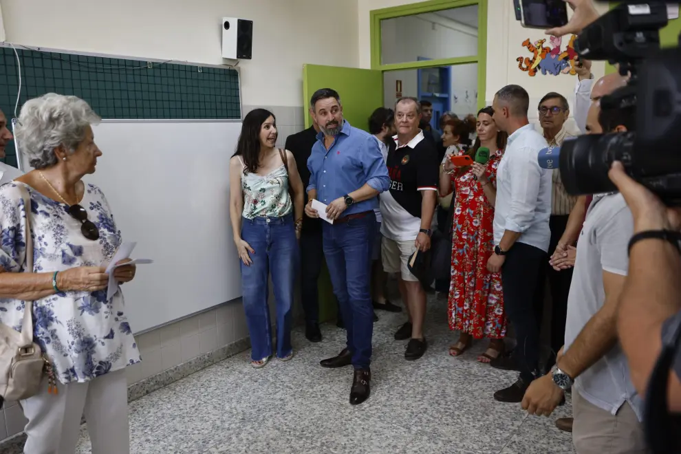 El líder de Vox, Santiago Abascal, ejerce su derecho al voto en el colegio Cristo Rey en Madrid.