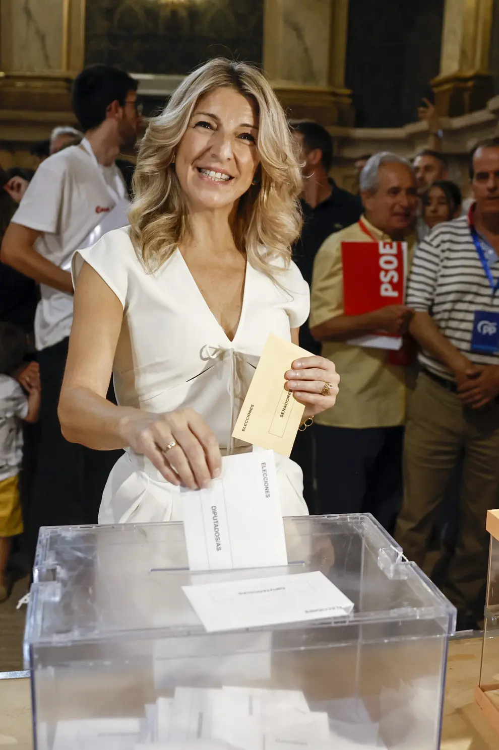 La líder de la coalición Sumar, Yolanda Díaz, ejerce su derecho al voto para las elecciones generales en la Escuela Técnica Superior de Ingenieros de Minas de Madrid.