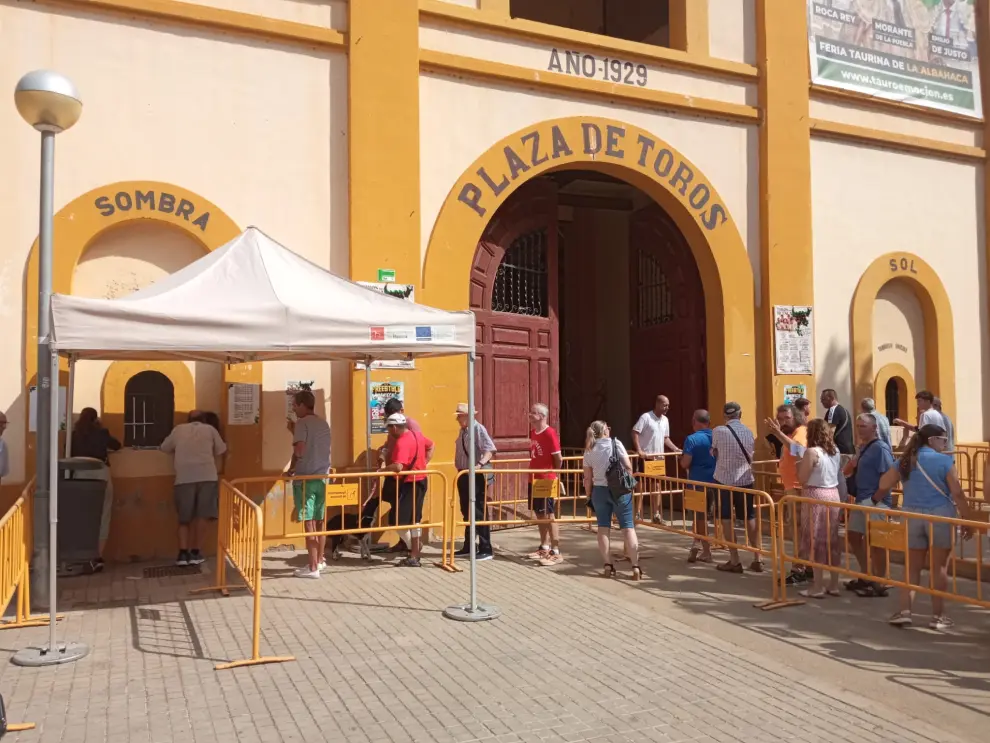 Hasta cuatro horas han esperado algunos aficionados para comprar entradas para la feria taurina de San Lorenzo de Huesca.