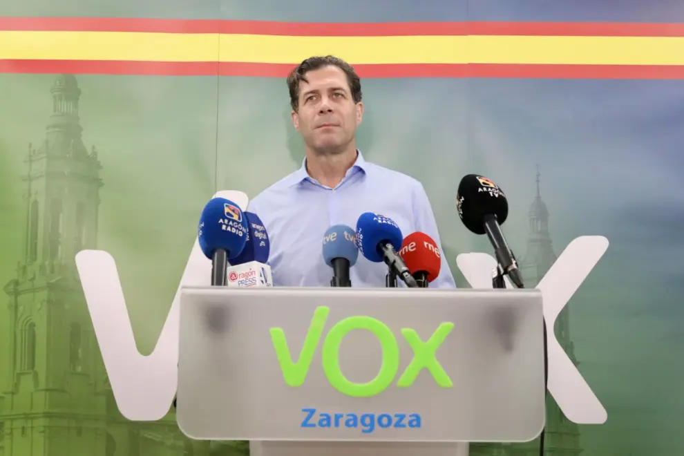 Pedro Fernández en la sede de Vox durante la noche electoral en Zaragoza.