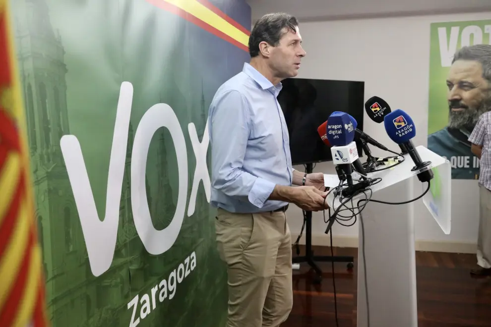 Pedro Fernández en la sede de Vox durante la noche electoral en Zaragoza.