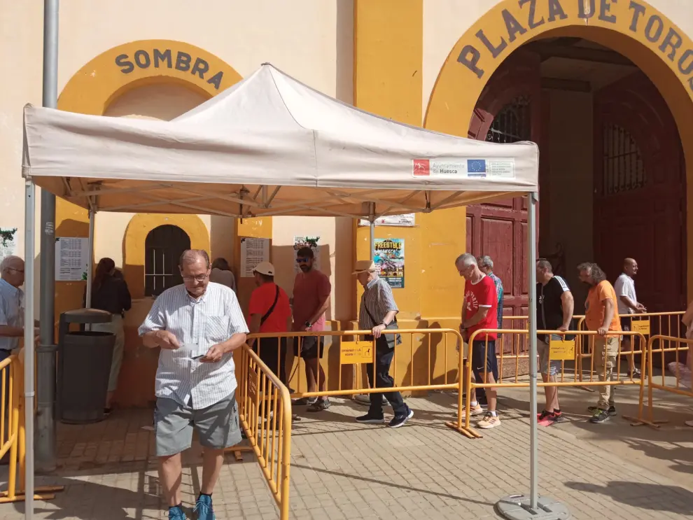 Hasta cuatro horas han esperado algunos aficionados para comprar entradas para la feria taurina de San Lorenzo de Huesca.