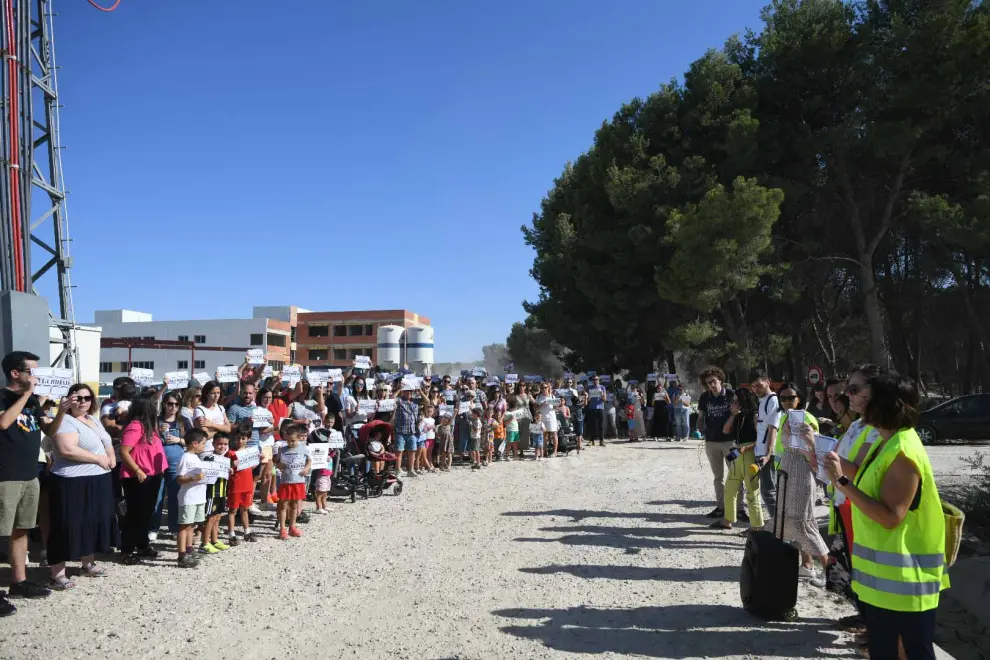Concentración de las familias en Parque Venecia para pedir un colegio seguro tras las tormentas
