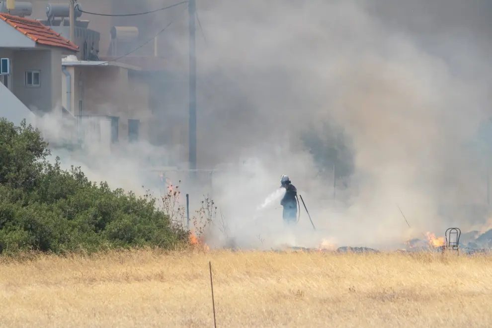 Bomberos luchan contra las llamas en Rodas, Grecia.