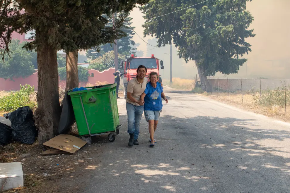 Los residentes huyen de las llamas en Rodas, Grecia.