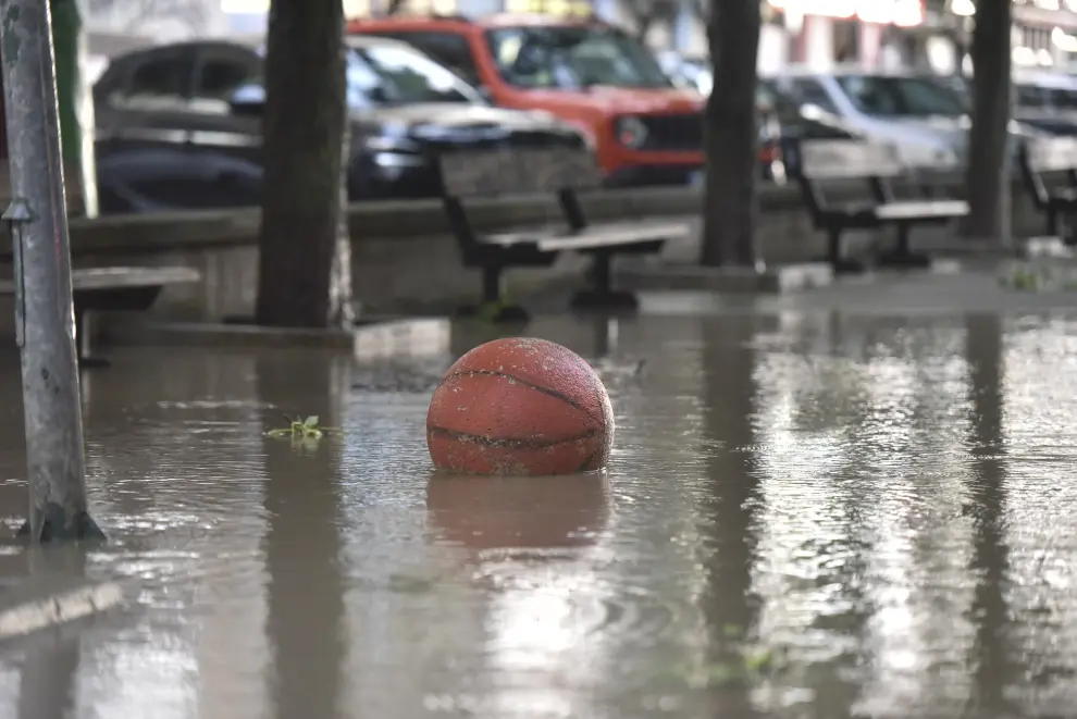 La tormenta dejó desperfectos en el arbolado e inundaciones en algunas calles de Huesca.