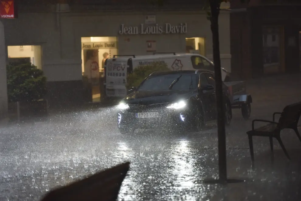 La tormenta dejó desperfectos en el arbolado e inundaciones en algunas calles de Huesca.