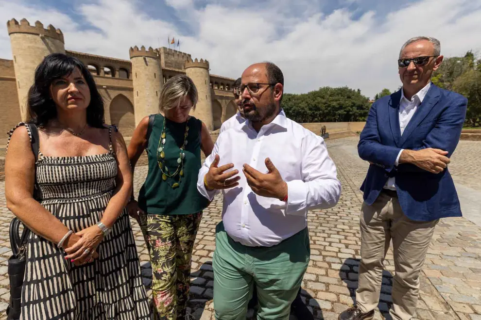 Alberto Izquierdo (PAR) da cuenta de su reunión con Azcón ante el Palacio de la Aljafería, sede de las Cortes de Aragón