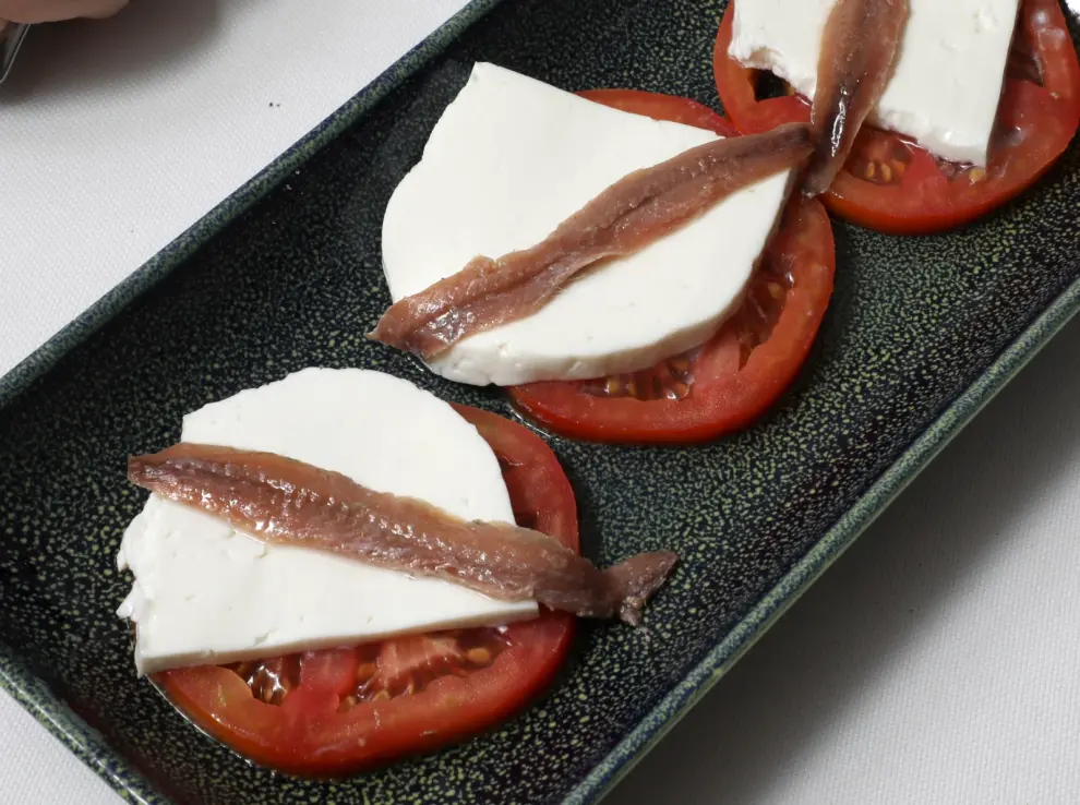 Tapas de tomate con queso fresco de cabra La Pardina y anchoa del cantábrico