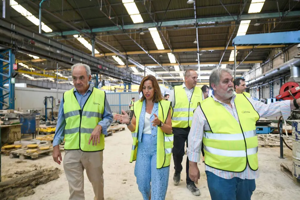 La alcaldesa Natalia Chueca ha visitado la empresa Taim Weisser tras los destrozos por la tormenta.