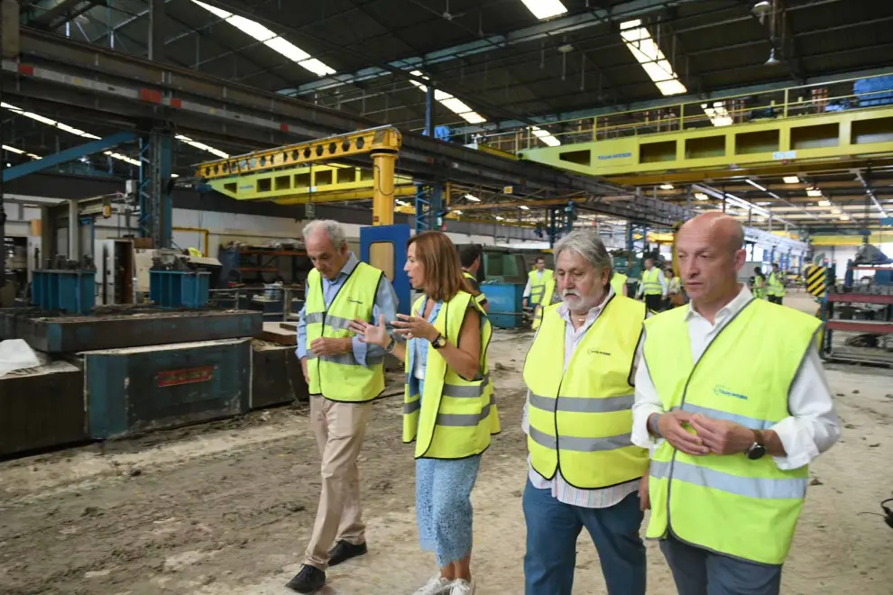 La alcaldesa Natalia Chueca ha visitado la empresa Taim Weisser tras los destrozos por la tormenta.