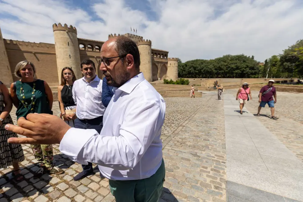 Alberto Izquierdo (PAR) da cuenta de su reunión con Azcón ante el Palacio de la Aljafería, sede de las Cortes de Aragón
