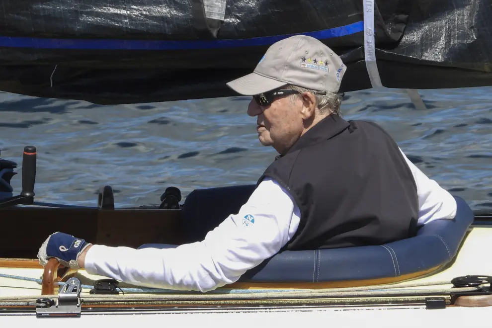 Juan Carlos I en una regata en Sanxenxo a bordo del Bribón.