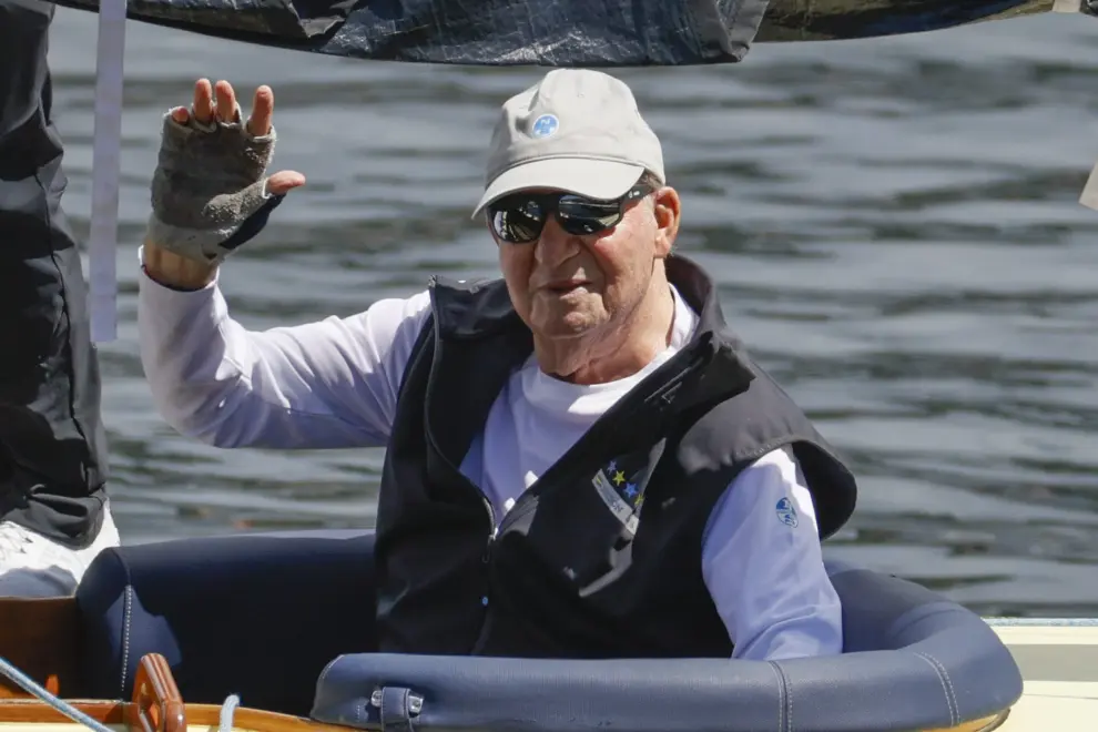 Juan Carlos I en una regata en Sanxenxo a bordo del Bribón.