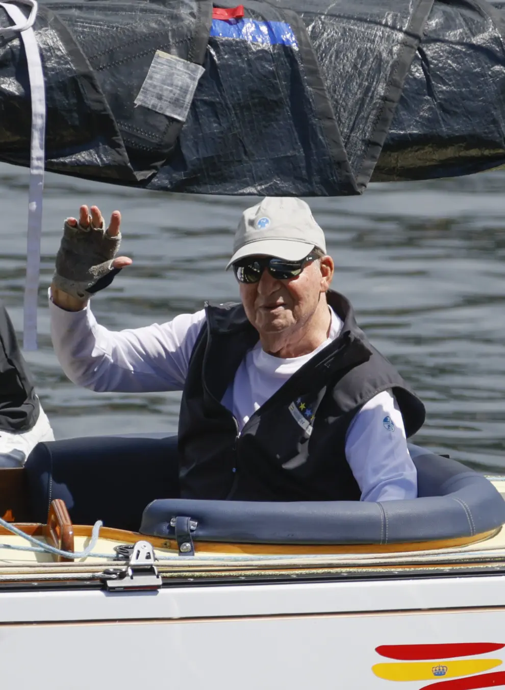 Juan Carlos I en una regata en Sanxenxo a bordo del Bribón.