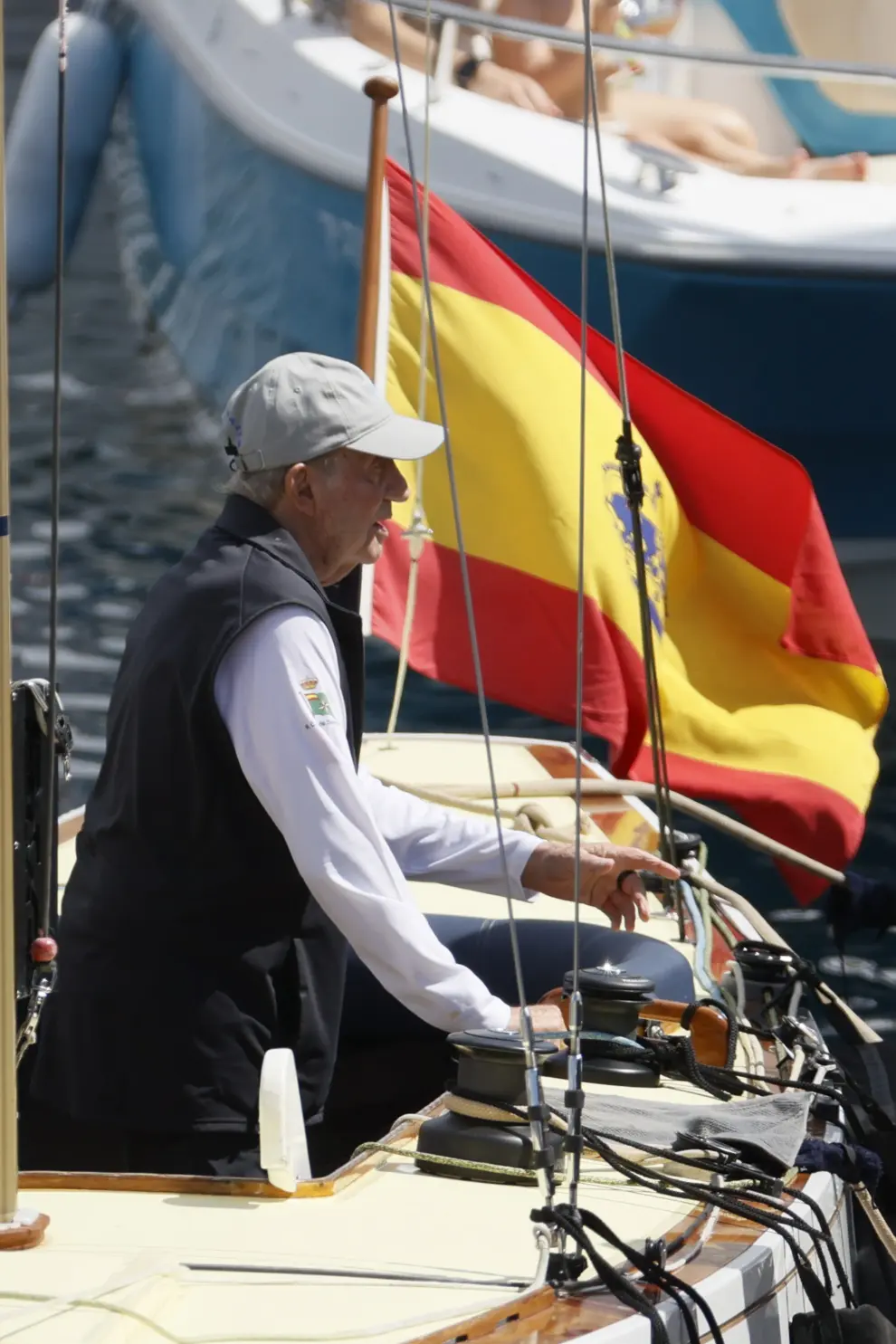 Juan Carlos I en una regata en Sanxenxo a bordo del Bribón.