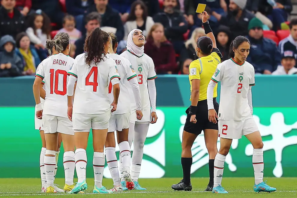 Adelaide (Australia), 30/07/2023.- Nouhaila Benzina of Morocco receives a yellow card during the FIFA Women's World Cup 2023 soccer match between Korea and Morocco at Hindmarsh Stadium in Adelaide, Australia, 30 July 2023. (Mundial de Fútbol, Marruecos, Adelaida) EFE/EPA/MATT TURNER EDITORIAL USE ONLY AUSTRALIA AND NEW ZEALAND OUT
