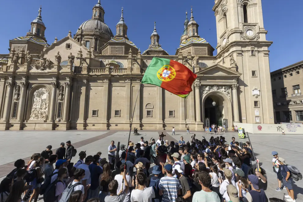 Jóvenes portugueses, este lunes por la tarde en la plaza del Pilar, para "recoger" a participantes de otros países que van hacia Lisboa al encuentro con el Papa