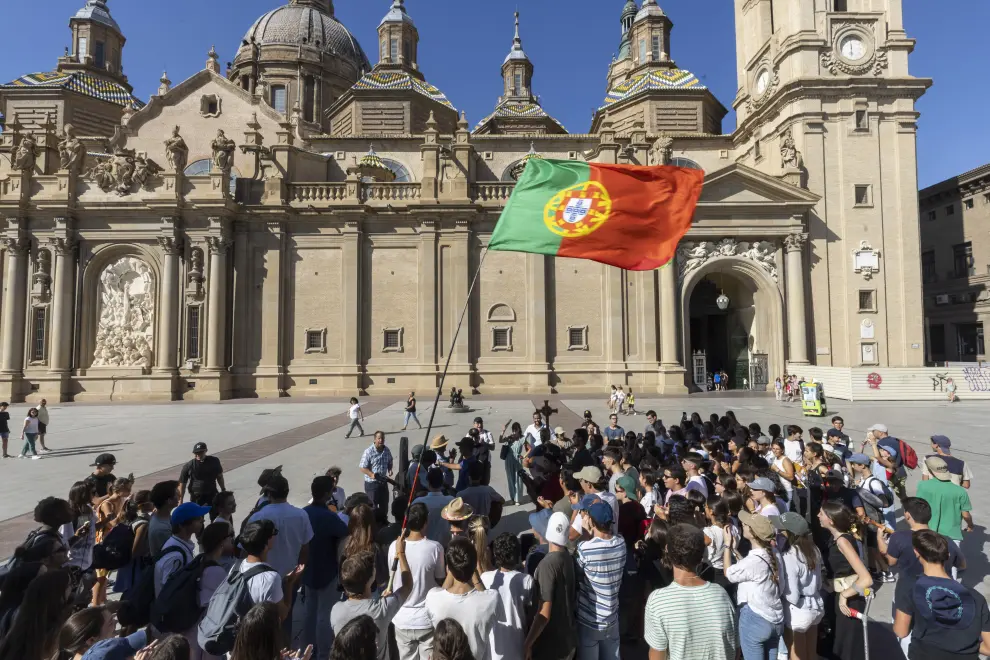 Jóvenes portugueses, este lunes por la tarde en la plaza del Pilar, para "recoger" a participantes de otros países que van hacia Lisboa al encuentro con el Papa