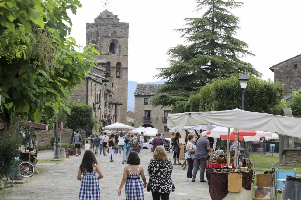 Hacer turismo en el casco histórico de Aínsa es viajar al medievo