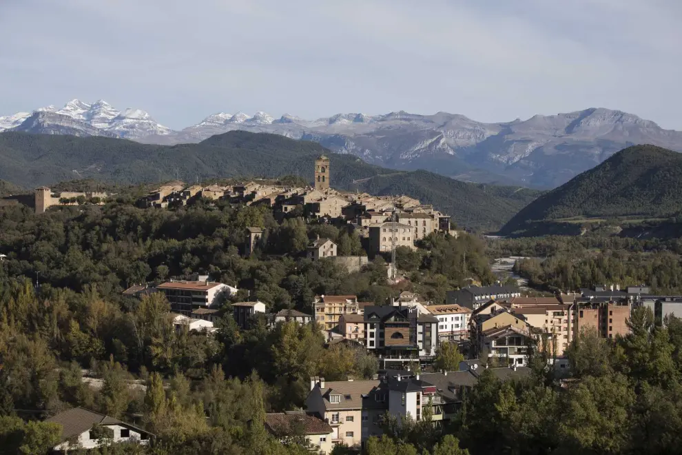 Vista general del pueblo de Aínsa con el Pirineo al fondo