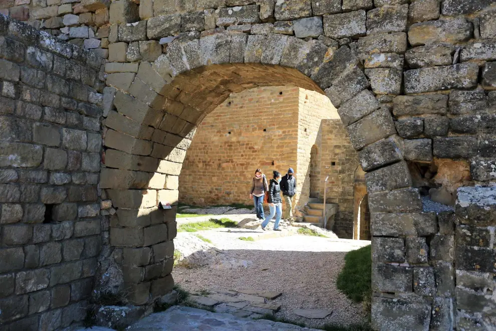 Visitantes recorren el Castillo de Loarre